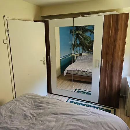 Apartment 6 Pers Schwimmbad Sauna Ruheraum Freizeitabteilung Darts Tischtennis Fussball Terrasse Mit Riesem Garten Im Wald Nahe Stadmitte Und Bikepark Mit Fahrradlift Tennis Golfplatz Buchbarem Massages Im Wellnessresort Der Brabander *