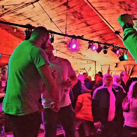 6 Pers Schwimmbad Sauna Ruheraum Freizeitabteilung Darts Tischtennis Fussball Terrasse Mit Riesem Garten Im Wald Nahe Stadmitte Und Bikepark Mit Fahrradlift Tennis Golfplatz Buchbarem Massages Im Wellnessresort Der Brabander
